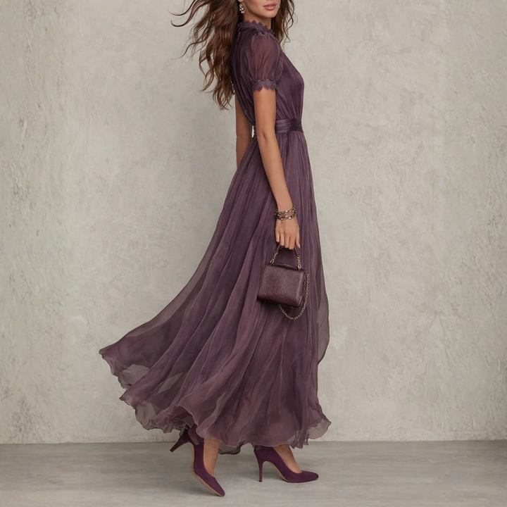 Celeste | Elegancka sukienka maxi z koronkowym wykończeniem