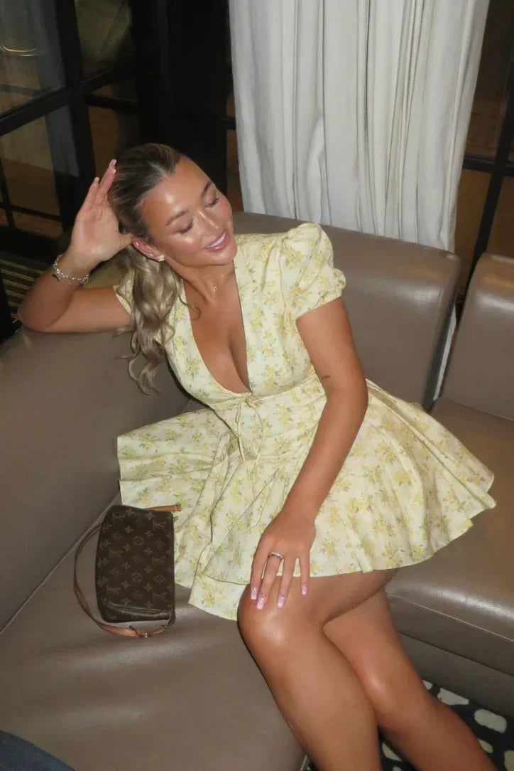 Żółta sukienka w kwiaty z wiązaniem z tyłu na lato